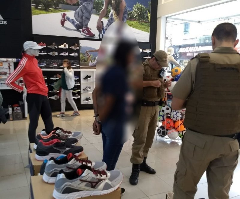 adolescente-e-apreendida-com-alicate-para-cortar-tags-de-roupas-0