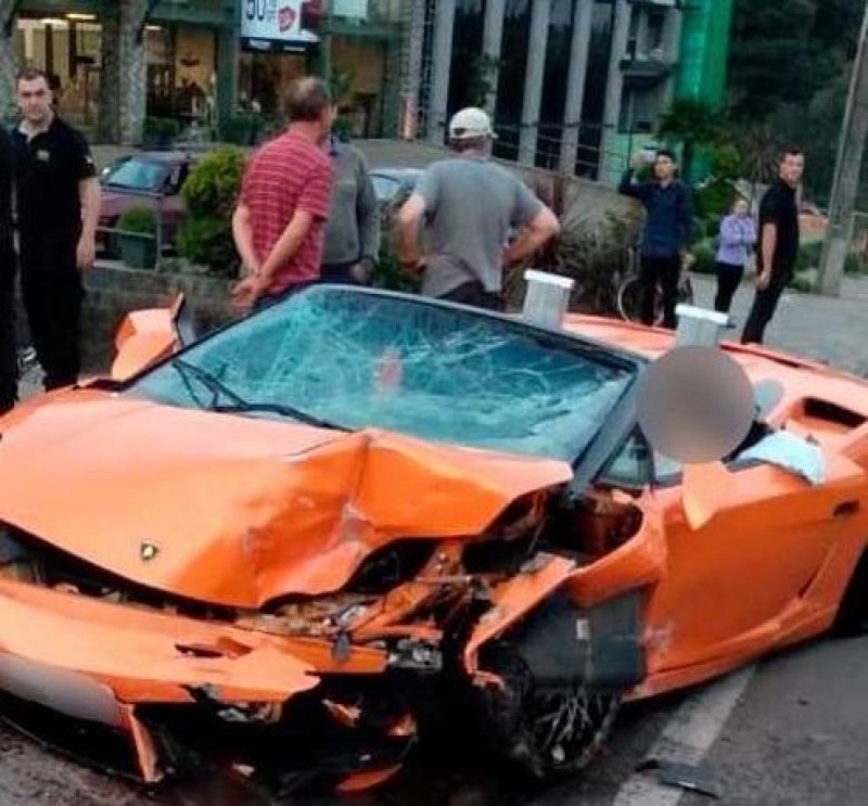 avaliada-em-mais-de-r-700-mil-lamborghini-alugada-se-envolve-em-acidente-em-gramado-1