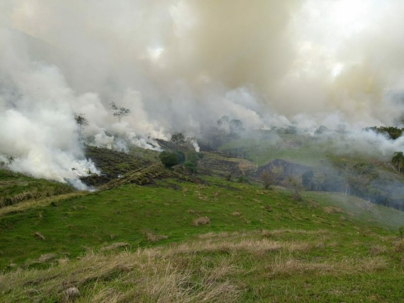 bombeiros-levam-4-horas-para-conter-incendio-em-vegetacao-1