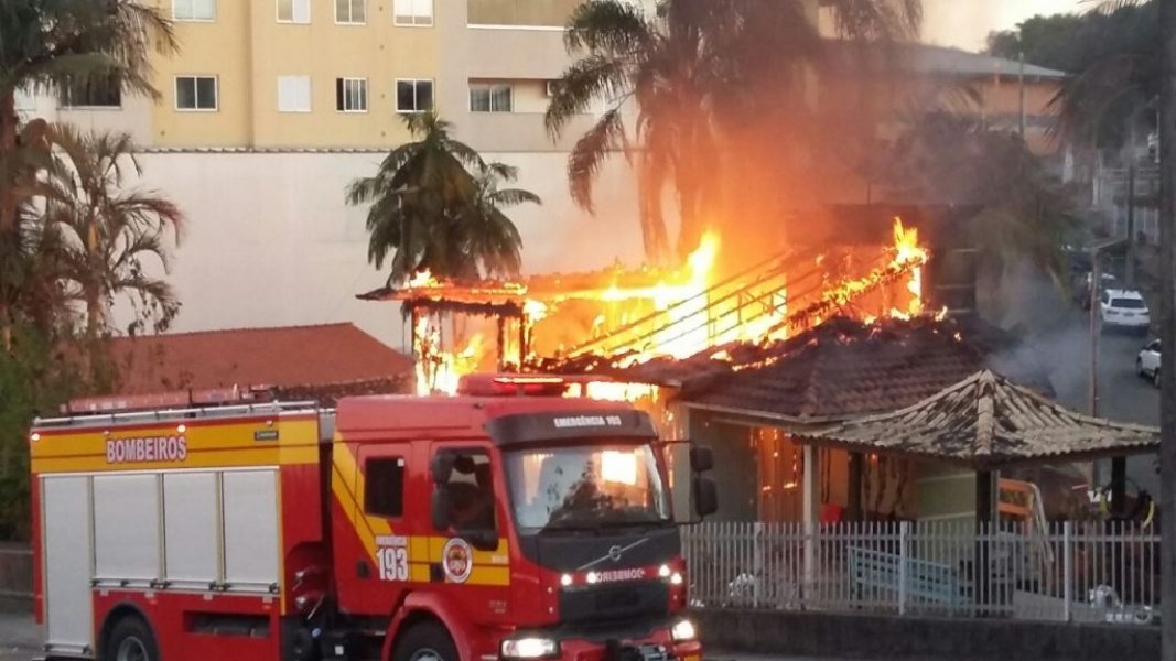 casa-e-destruida-por-incendio-em-cocal-do-sul-1