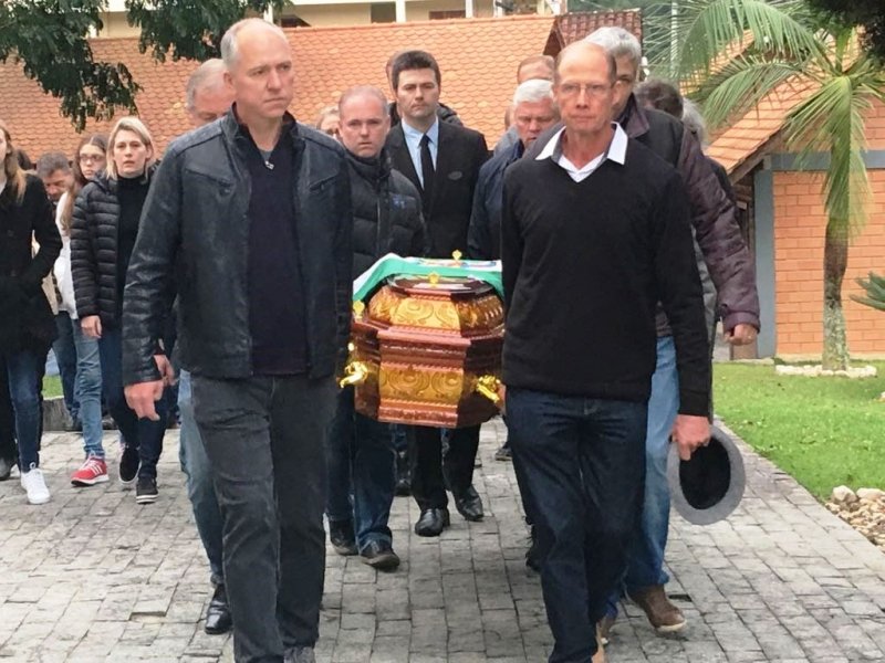 familiares-e-amigos-se-despedem-do-ex-prefeito-de-sao-martinho-jose-shotten-1