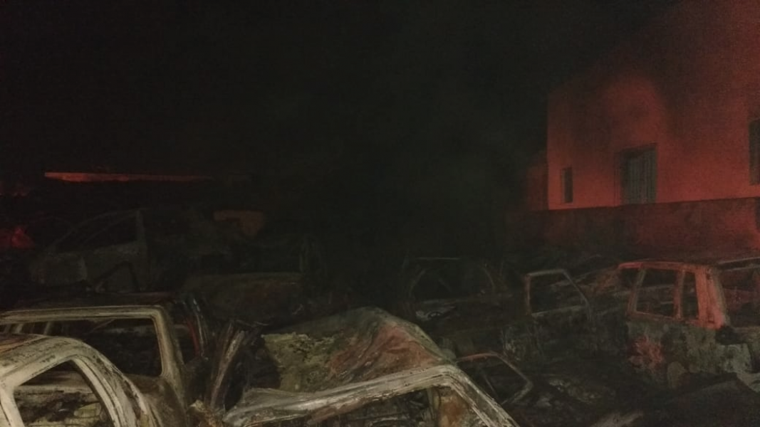 incendio-destroi-carros-apreendidos-em-laguna-1