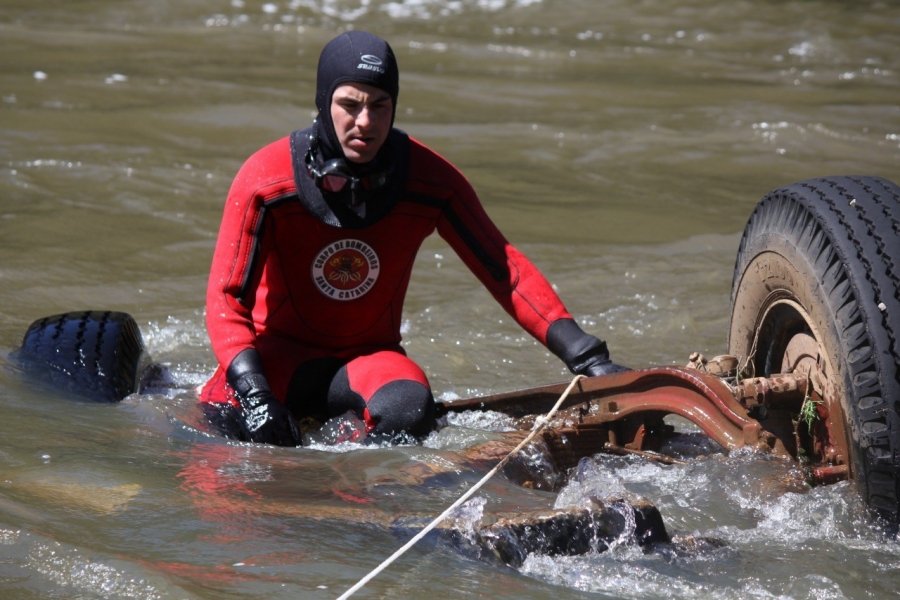 bombeiros-buscam-por-motorista-desaparecido-apos-caminhao-cair-em-rio-0