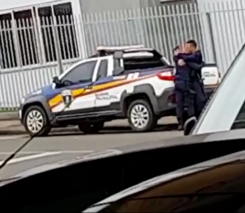 cacador-guardas-municipais-sao-flagrados-se-beijando-1