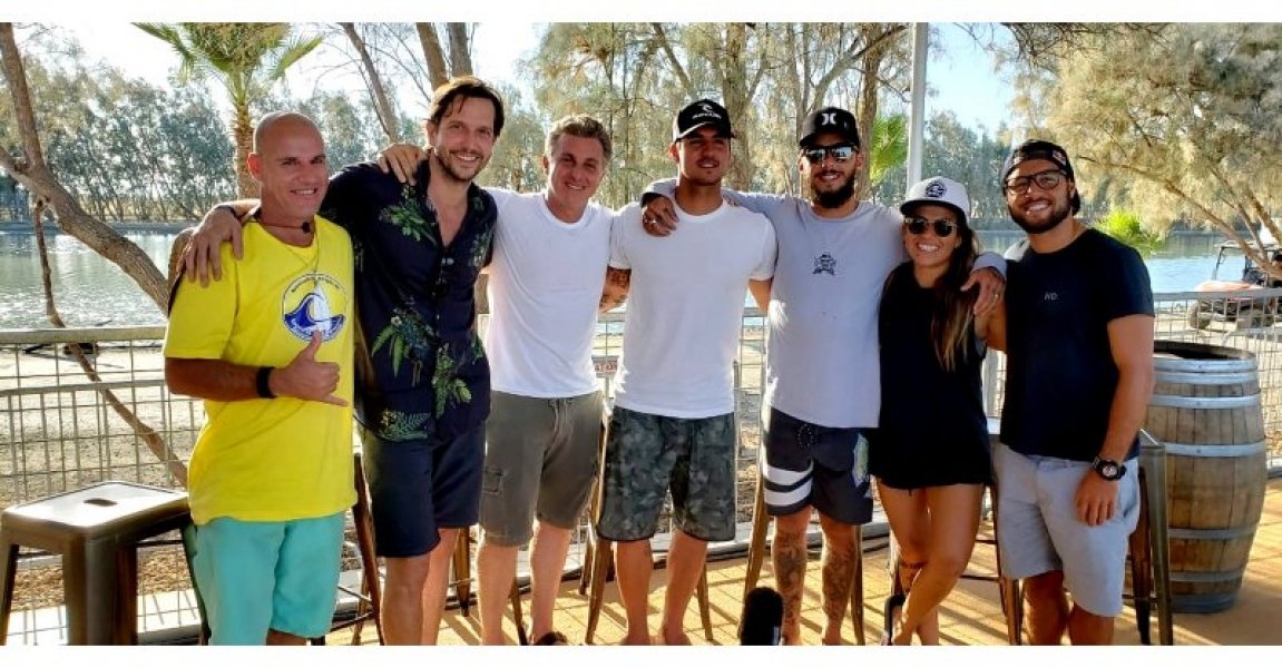 caldeirao-do-huck-programa-com-o-imbitubense-bananinha-vai-ao-ar-neste-sabado-na-tv-globo-1 Leandro Elias junto com Wladimir Brichta, Luciano Huck, e os tops da Elite Mundial de surf, Gabriel Medina, Filipe Toledo, Silvana Lima e Adriano de Souza. Foto: Arquivo Pessoal.