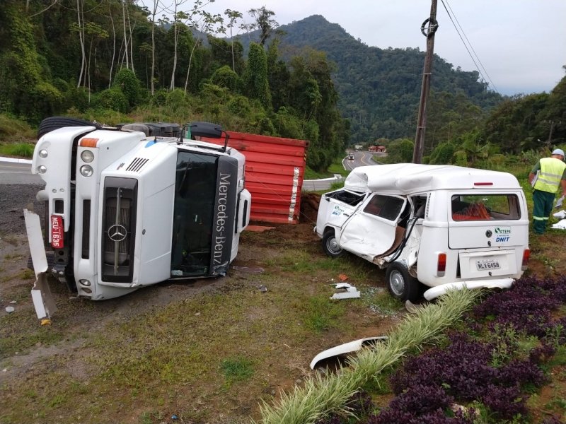 carreta-tomba-e-atinge-kombi-na-br-280-em-corupa-1