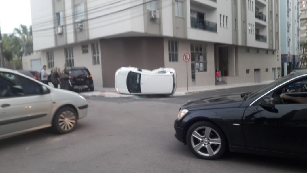 carro-capota-no-centro-de-criciuma-1
