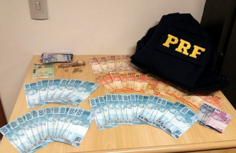 casal-e-preso-com-quase-tres-mil-reais-em-notas-falsas-na-br-101-em-biguacu-1