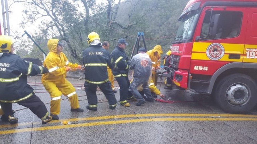 depois-de-13-horas-corpo-de-caminhoneiro-e-retirado-na-serra-do-rio-do-rastro-1