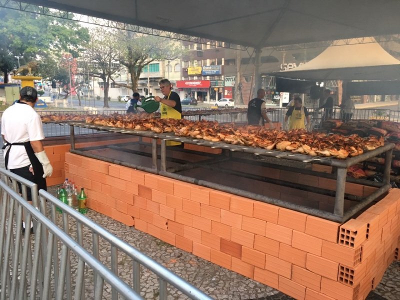 rotary-club-de-tubarao-sul-realiza-mais-um-galeto-solidario-1 Há mais de 24 anos Rotarianos preparam e assam em torno de 1.500 frangos, que são vendidos antecipadamente à população e cuja renda obtida é investida em ações sociais do Rotary.