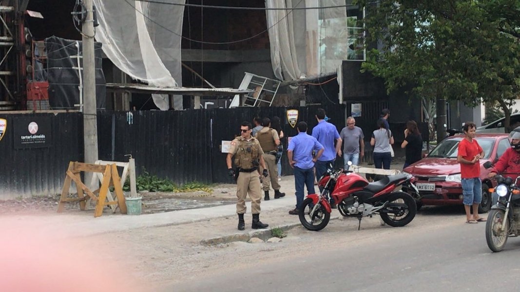 andaime-cai-de-predio-em-construcao-no-centro-de-tubarao-1 Divulgação/ Redes Sociais