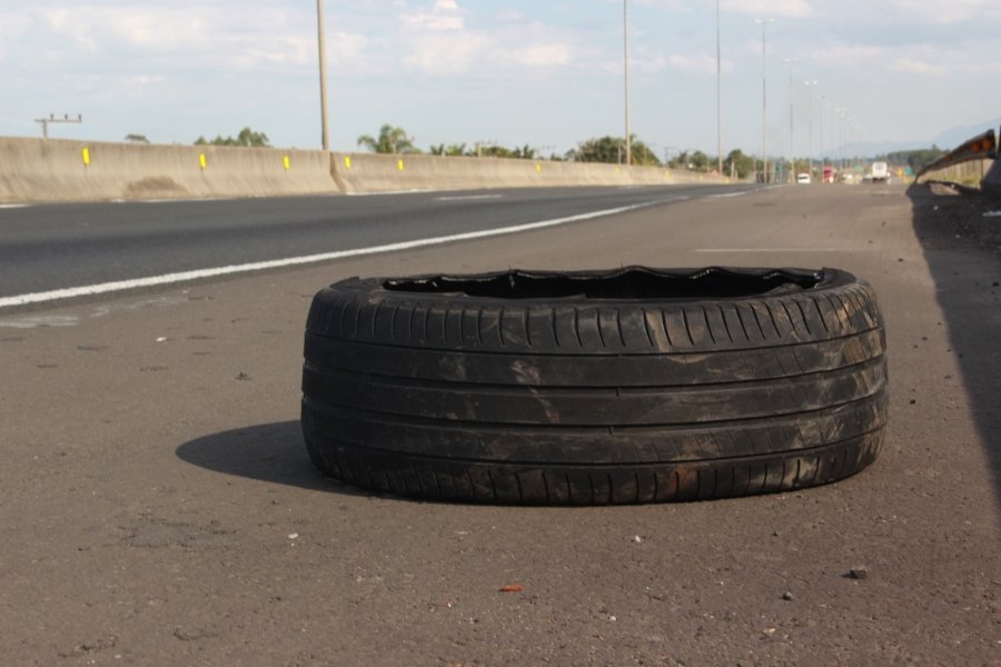 br-101-sul-motociclistas-sao-vitimas-de-acidentes-devido-ao-abandono-de-pneus-1