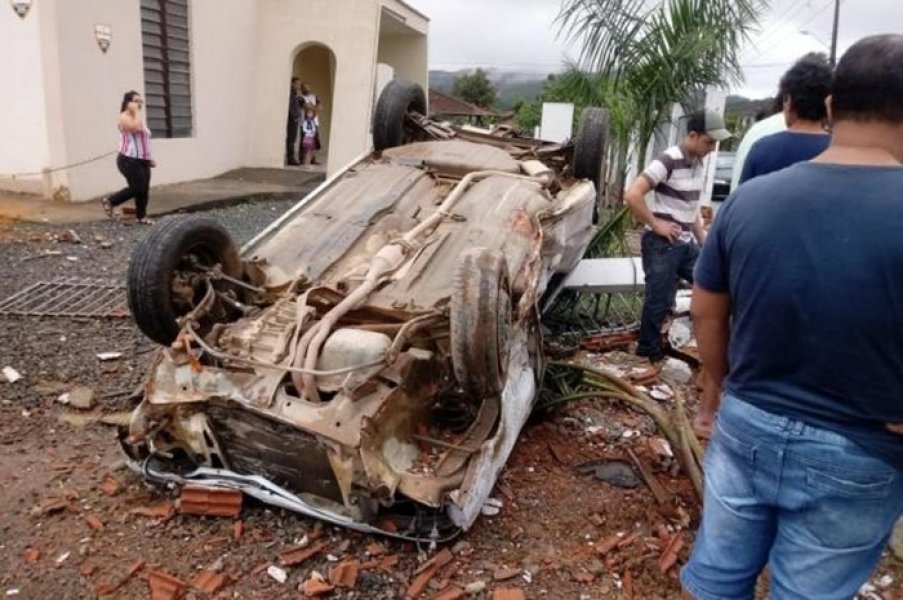 carro-capota-atravessa-muro-e-deixa-uma-crianca-ferida-em-joinville-1