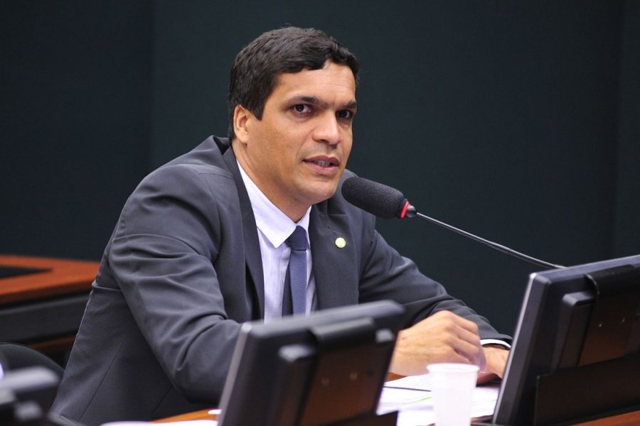 com-biblia-nas-maos-daciolo-vota-no-recreio-dos-bandeirantes-1