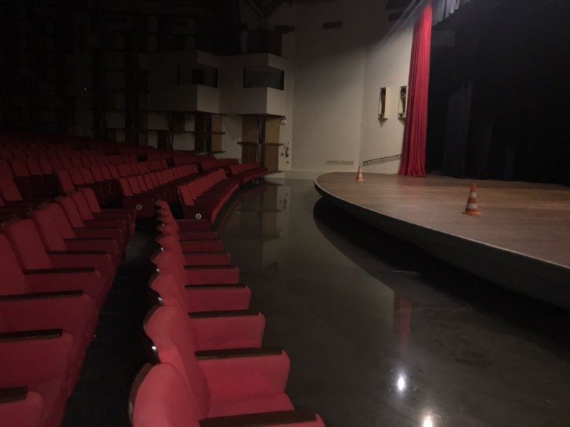 criciuma-chuva-alaga-teatro-elias-angeloni-1