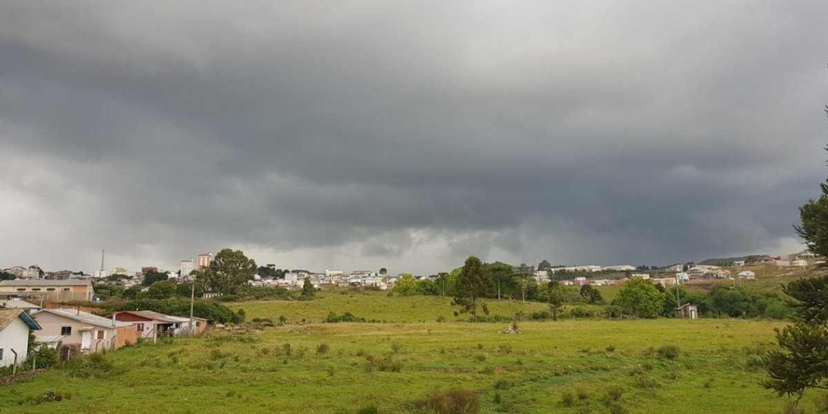 frente-fria-passa-por-santa-catarina-deixando-tempo-chuvoso-e-com-clima-de-inverno-1