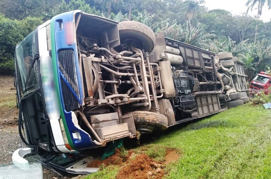giro-pelo-estado-criancas-ficam-feridas-apos-tombamento-de-onibus-em-joinville-1