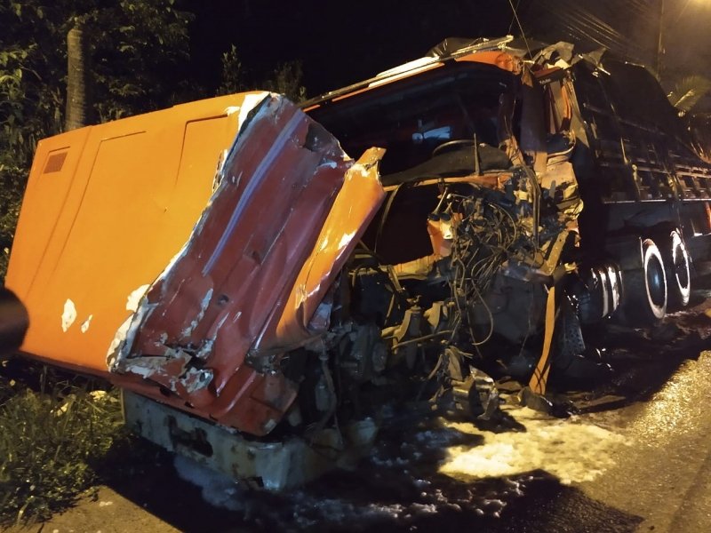 guaramirim-motorista-morre-em-grave-acidente-entre-dois-caminhoes-1