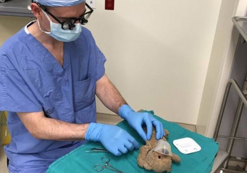 medico-opera-ursinho-antes-de-fazer-cirurgia-no-cerebro-de-menino-1