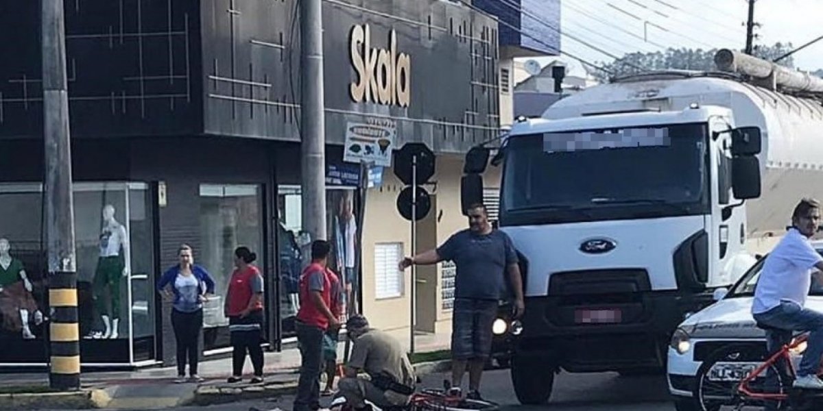 mulher-e-atropelada-por-caminhao-no-centro-de-braco-do-norte-1