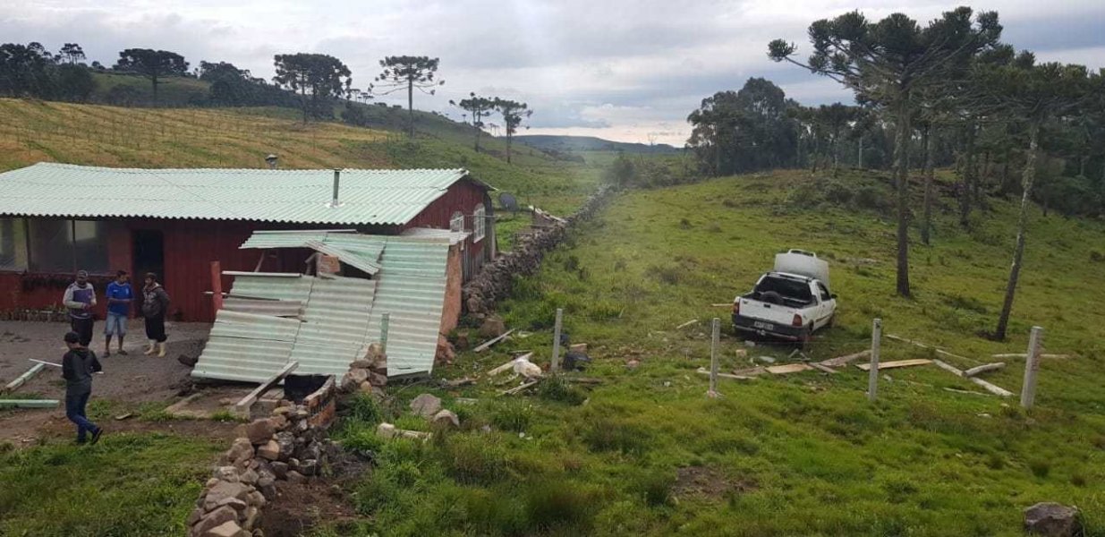 sao-joaquim-caminhonete-cai-de-barranco-e-invade-casa-1