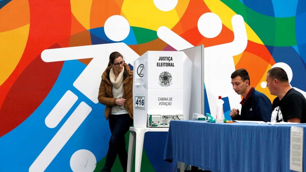 tse-apura-imagens-e-video-de-eleitores-com-armas-em-cima-de-urnas-1