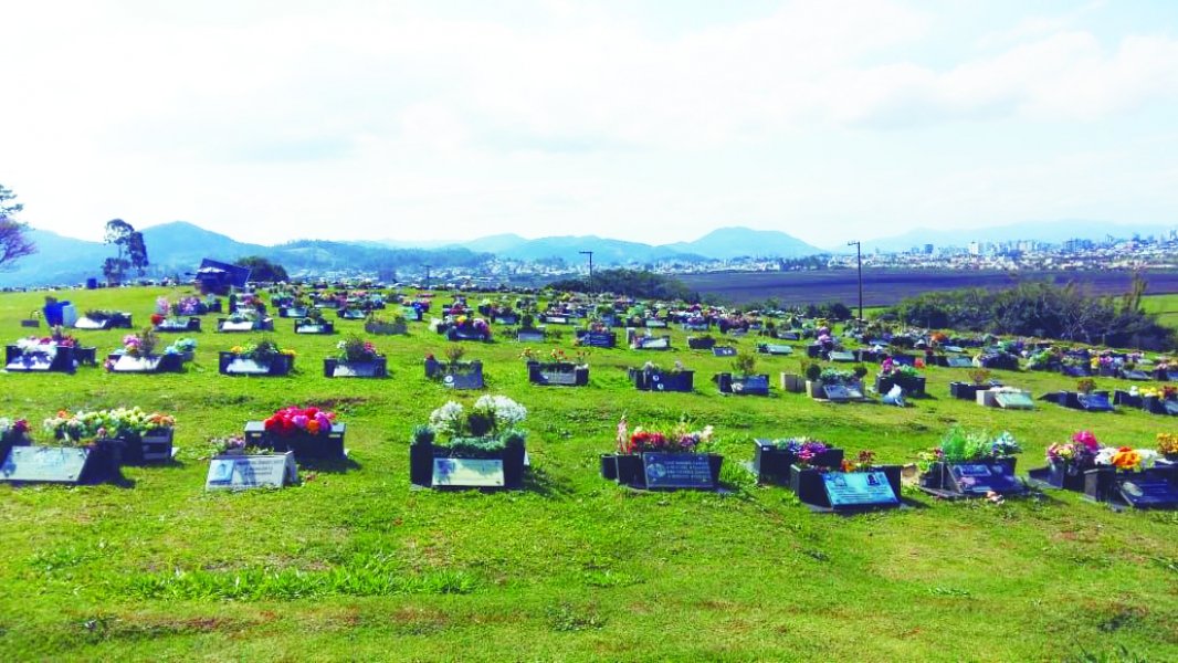 finados-milhares-de-pessoas-prestam-homenagem-aos-mortos-1