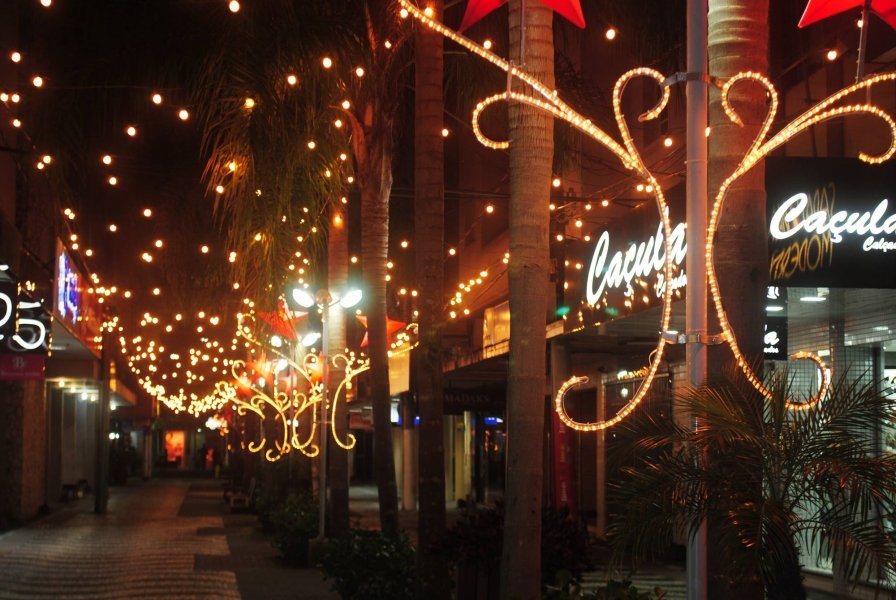iluminacao-de-natal-e-acionada-na-cidade-azul-1