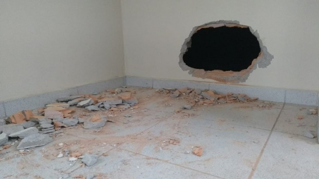 oeste-criminosos-abrem-buraco-em-parede-de-loja-para-furtar-celulares-e-dinheiro-1