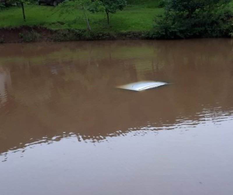 oeste-motorista-erra-manobra-e-cai-com-veiculo-em-acude-1