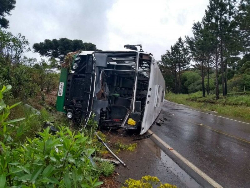 onibus-e-carreta-colidem-frontalmente-na-sc-390-1