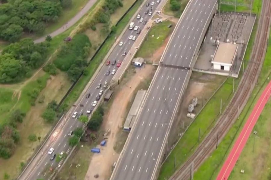 pista-da-marginal-pinheiros-cede-2-metros-sobre-linha-da-cptm-em-sp-1