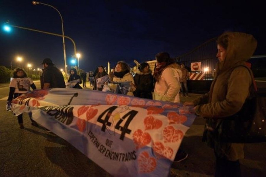 submarino-ainda-nao-temos-meios-para-fazer-o-resgate-diz-ministro-argentino-1 Familiares dos tripulantes se reuniram na base naval de Mar del Plata após a localização do submarino | Foto: Alfonsina Tain/AF