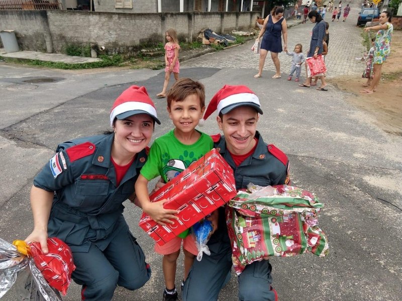 bombeiros-de-orleans-entregam-presentes-para-criancas-carentes-1