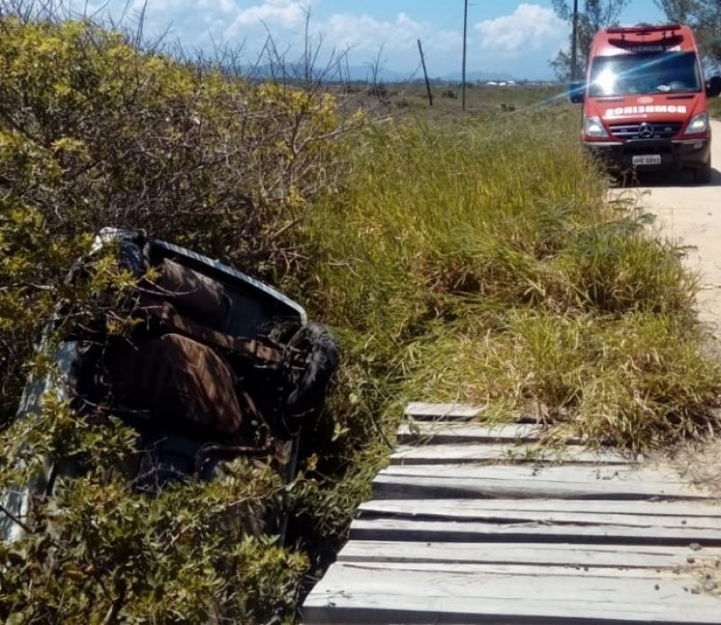 carro-cai-de-ponte-de-madeira-na-praia-do-sol-1