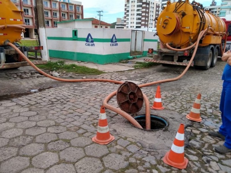 casan-emite-nota-oficial-sobre-o-esgoto-na-praia-do-mar-grosso-1