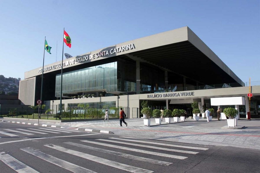 deputados-estaduais-de-santa-catarina-aprovam-aumento-nos-proprios-salarios-1