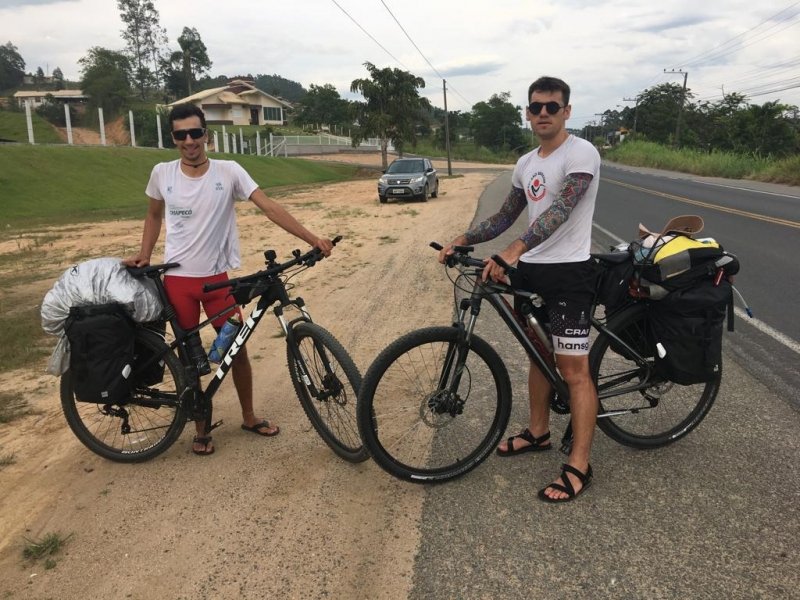 dupla-viaja-de-chapeco-ate-florianopolis-de-bicicleta-1