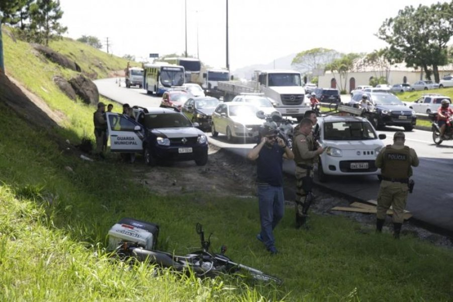 florianopolis-motociclista-morre-apos-cair-de-viaduto-na-via-expressa-1