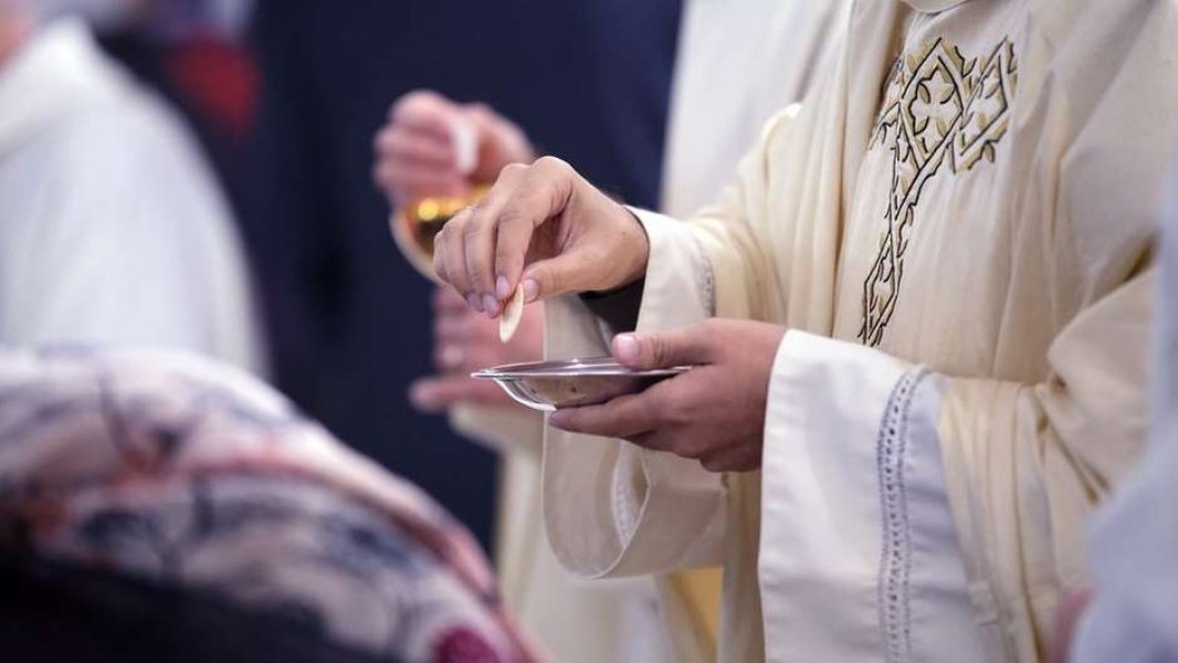 homem-e-acusado-de-fingir-ser-padre-e-ter-enganado-a-igreja-catolica-por-18-anos-1