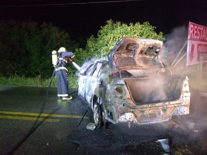 homem-morre-carbonizado-em-colisao-na-br-101-em-tubarao-1