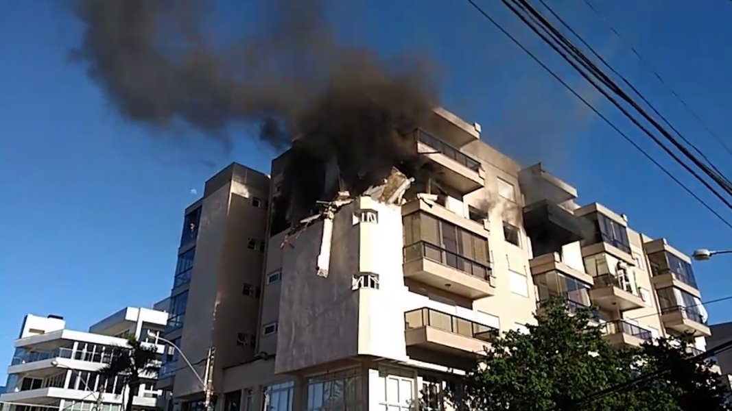 incendio-atinge-predio-e-causa-explosao-em-apartamento-em-farroupilha-1