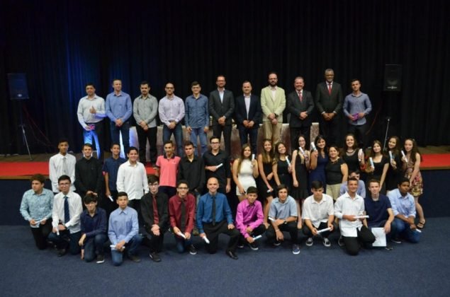 Jovens: usu&aacute;rios e programadores de tecnologia