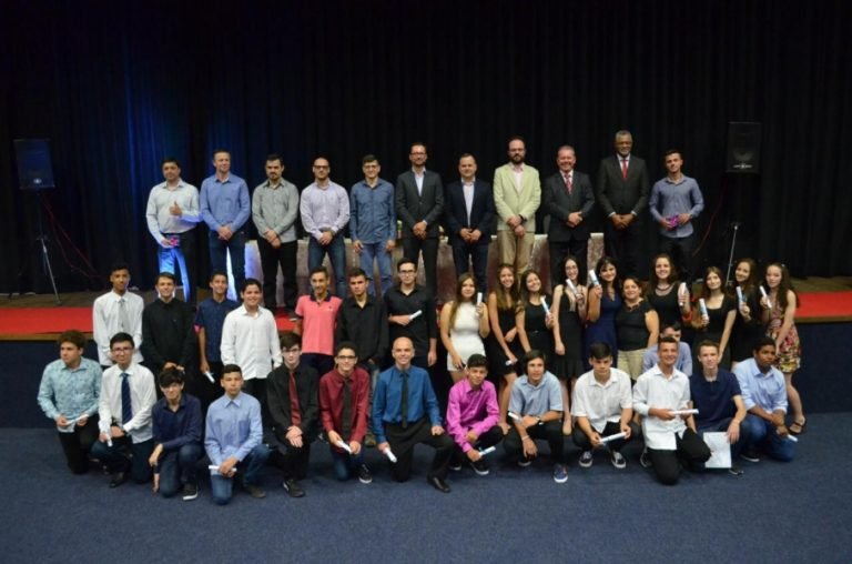 Jovens: usuários e programadores de tecnologia