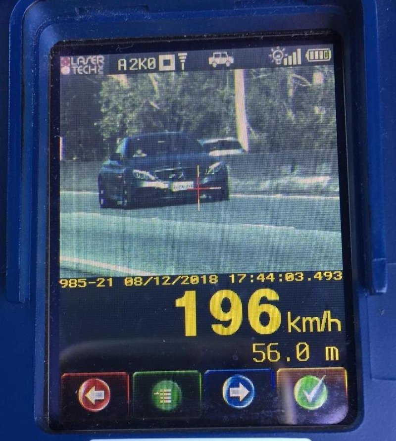 mercedez-benz-e-flagrada-a-quase-200-km-h-na-sc-401-em-florianopolis-1