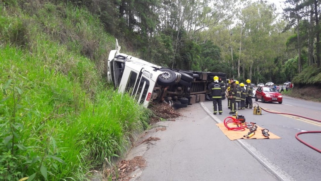 motorista-morre-apos-carreta-tombar-na-br-470-em-ibirama-0