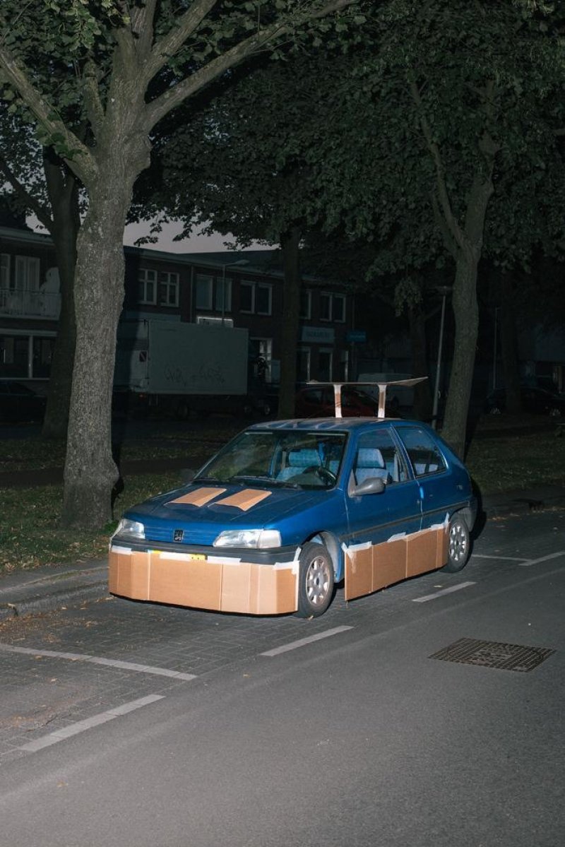 mundo-homem-roda-as-ruas-de-madrugada-tunando-carros-de-estranhos-com-papelao-1