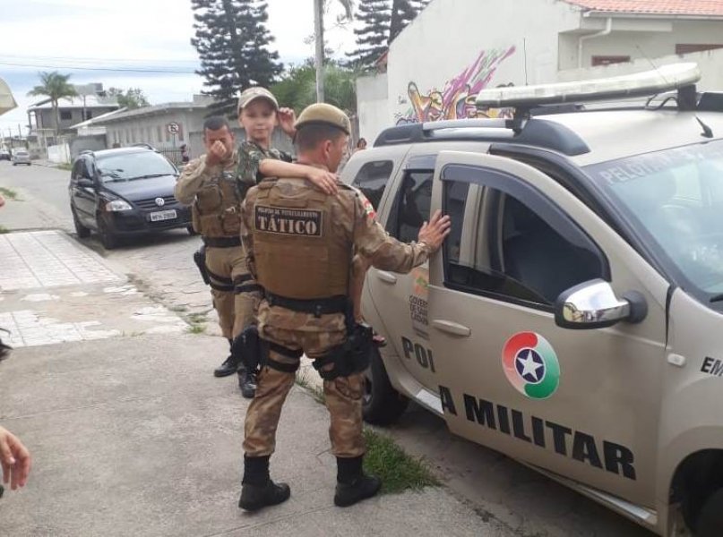 policiais-fazem-visita-surpresa-para-menino-fa-da-pm-1