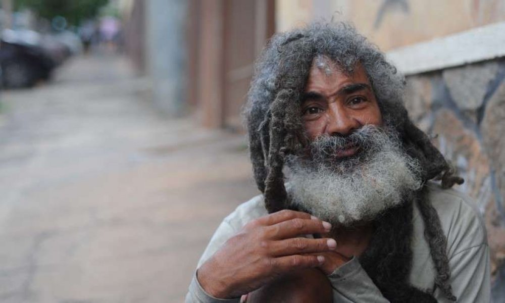 quem-e-o-homem-que-ficou-famoso-na-web-apos-foto-em-restaurante-de-luxo-1