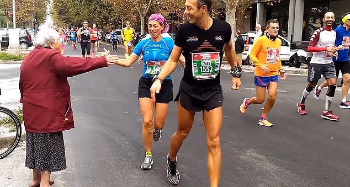senhora-de-84-anos-ganha-medalha-em-maratona-por-seus-esforcos-inspiradores-1
